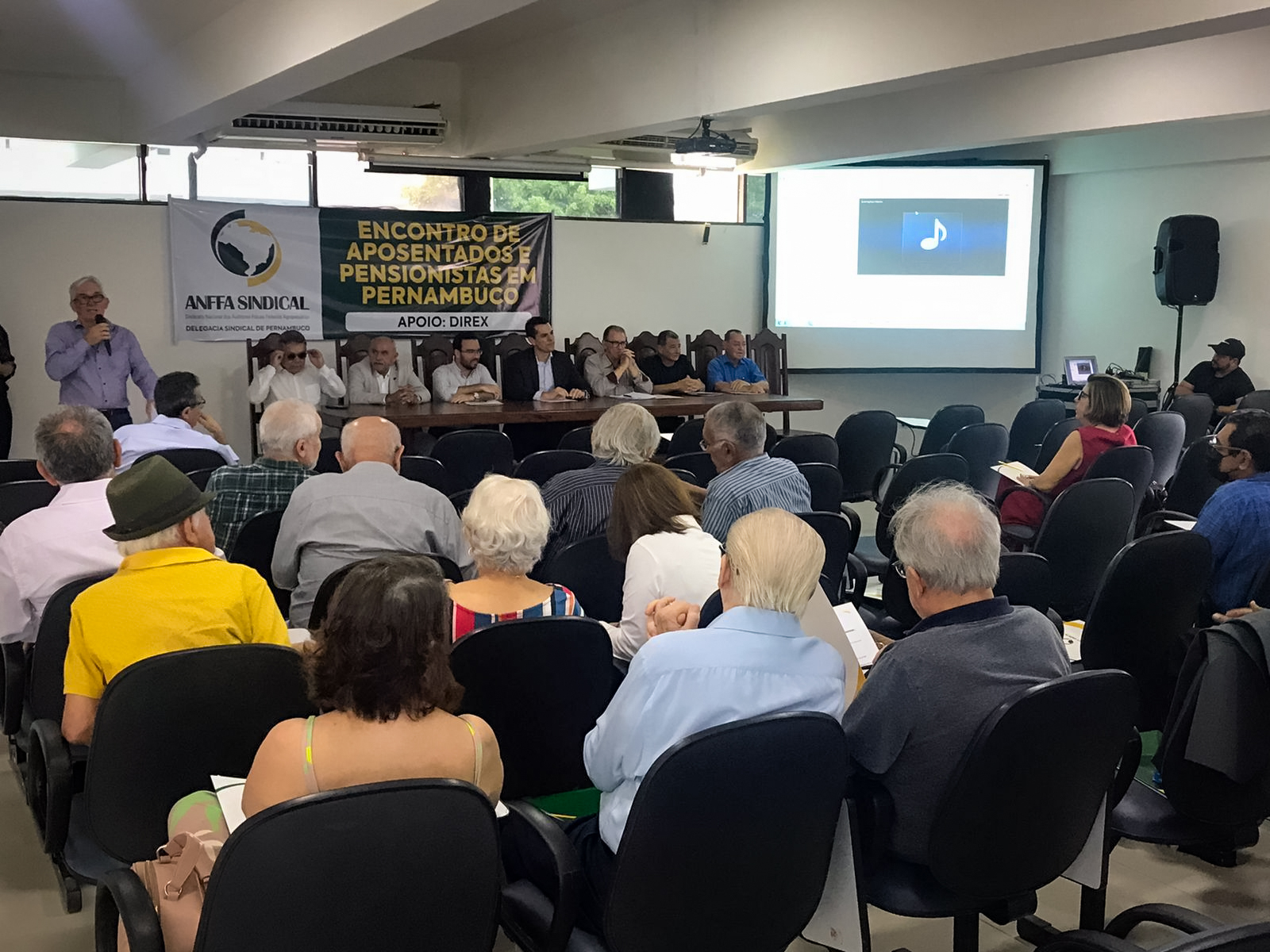 Participantes durante a abertura do encontro